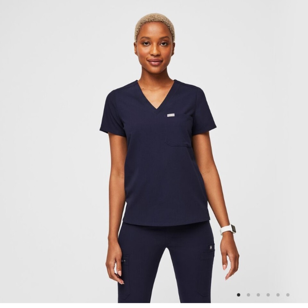 FIGS CATARINA ONE-POCKET SCRUB TOP